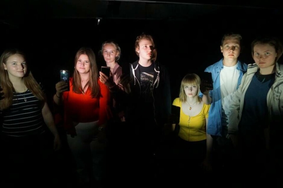 Amanda Jakobsson, Linnea Jakobsson, Daniela Dahlgren, Alexandra Afferdal, Emma Lindell, Alexander Svärd och Yolanda Ryn gör en föreställning om ungdomar och sociala medier. Foto: Josefine Wijkström