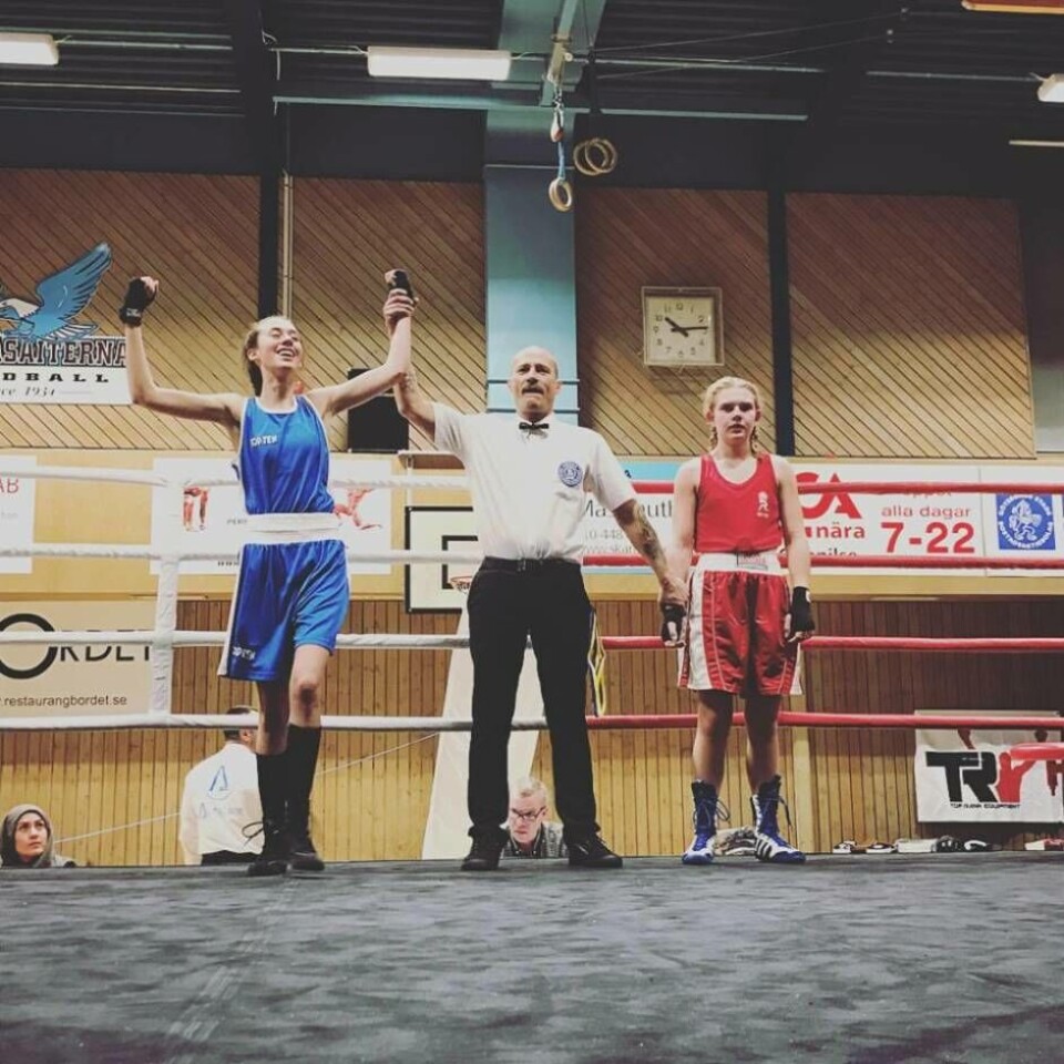 Jennifer Saravia höjer nävarna efter en av sina två segermatcher. Foto: BK Tiger×1 / 2Visa bildtextBild 1 av 2