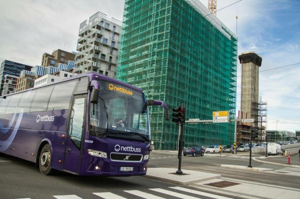 Bussbolaget Nettbuss använder sig av denna lila färg och företagets logotyp även på företagsbilarna. Foto: NETTBUSS