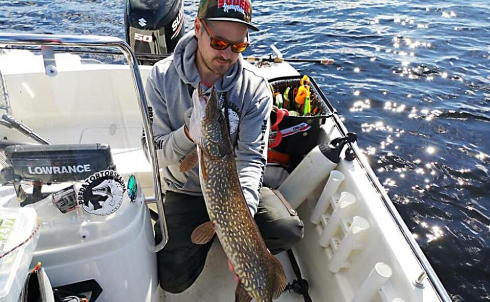 Mattias Dahlström med en stor gädda. Tillsammans med kompisarna arrangerar han en fisketävling där intäkterna går till Barncancerfonden. Foto: Privat