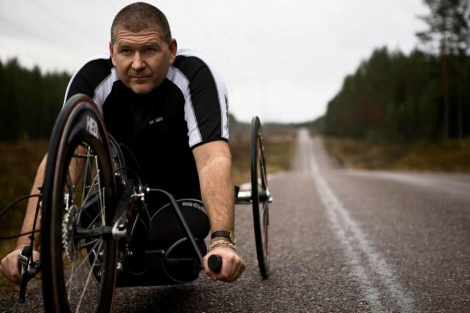 Parasportprofilen Anders ”Järnmannen” Olsson kommer till Västerås på lördag för att tävla i e-cycling och samtidigt samla in pengar till Barncancerfonden. Foto: Privat