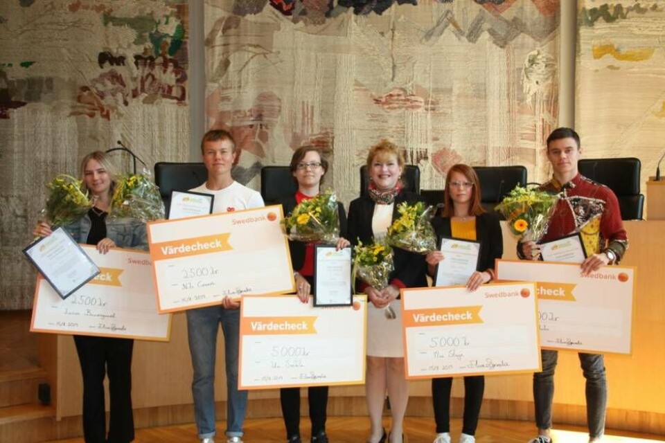 Alla vinnare tillsammans med landshövding Minoo Akhtarzand. Från vänster: Lucas Baunsgaards pris som hämtades genom en god vän, Nils Groen, Ida Svehla, Ylva Stange och Leo Wilhelm. Foto: Sofie Tejre