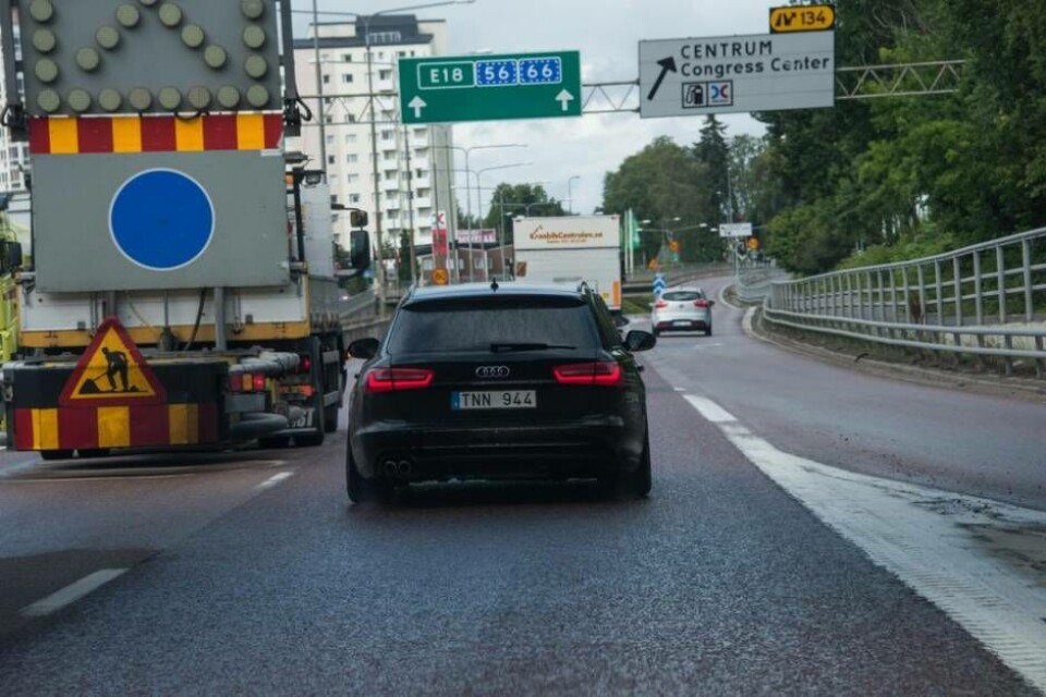 Fjärrvärmearbeten gör det trångt på E18 under helgen