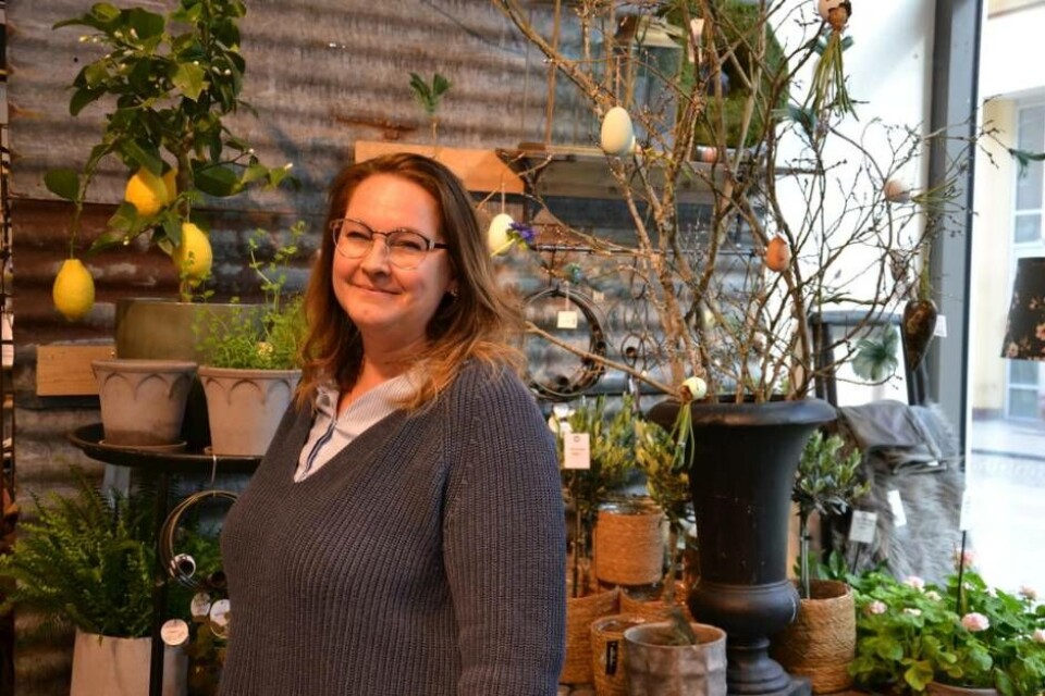 Blomstrande idéer. Therese B Ericsson som äger Mästerblomman är gärna med och dekorerar stan med mer blommor och växter tillsammans med floristkollegorna. Foto: Helena Andersson