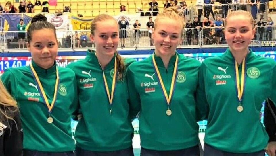 VSS-kvartetten Felicia Rogell, Elvira Mörtstrand, Filippa Sterling och Edith Jernstedt lyckades putsa ett 37 år gammalt klubbrekord när det blev silver på 4x100 frisim. Foto: VSS