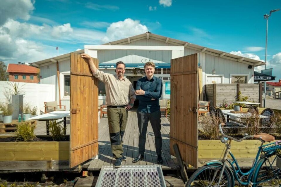 Grindarna är nu öppnade till nya La Petite. Björn och Viktor Carlsson välkomnar till den omgjorda lilla pärlan vid Färjkajen. Foto: Avig Photo