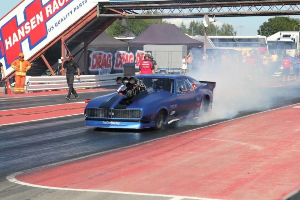 Stefan 'Totte” Carlsson i sin blå Chevrolet Camaro under Mantorp Drag Revival på klassiska dragracingbanan Mantorp Park i Östergötland. Foto: LCR.nu