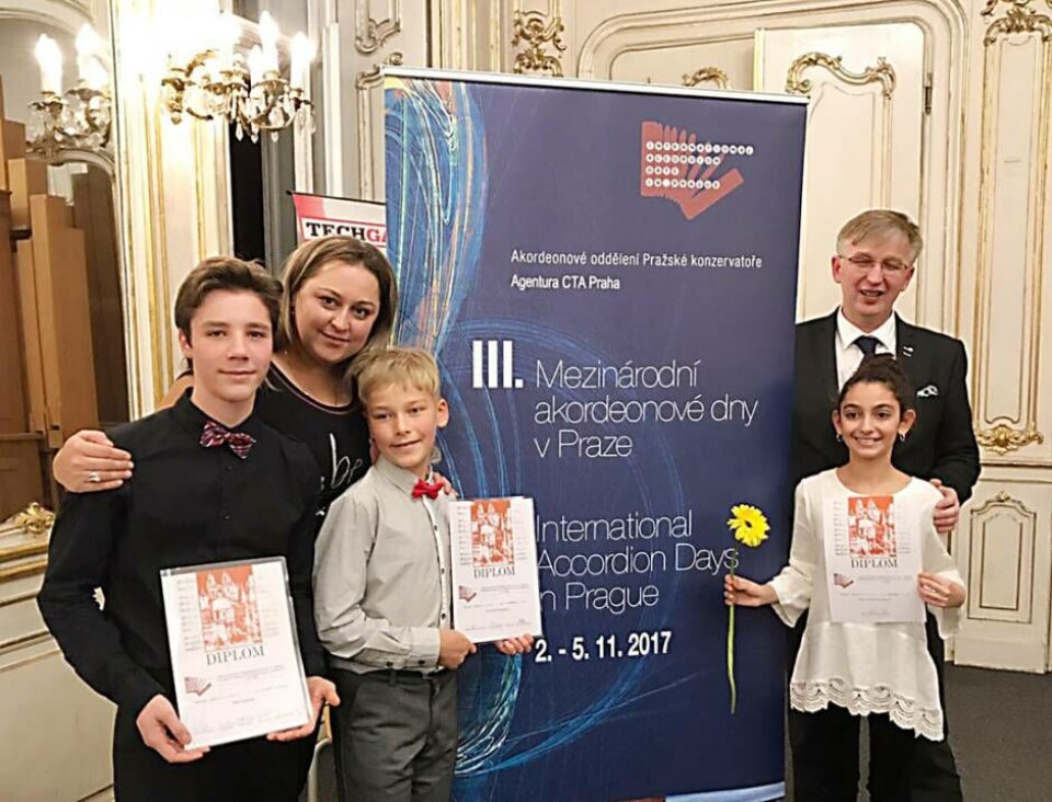 Kulturskolans elever Piet Daniels, Edward Irinasson och Gumru Nuri Ahundzada tog samtliga medaljer vid en stor musiktävling i Prag. Foto: Privat