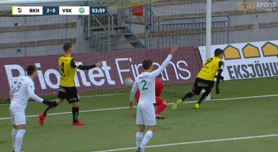 VSK:s cupsaga är över efter att Häcken vunnit semifinalen i Göteborg. Här har precis Häckens Alexander Jeremejeff (nr 9) gjort sitt andra och avgörande 2–0 i början av den andra halvleken. Foto: Sportkanalen/CMore