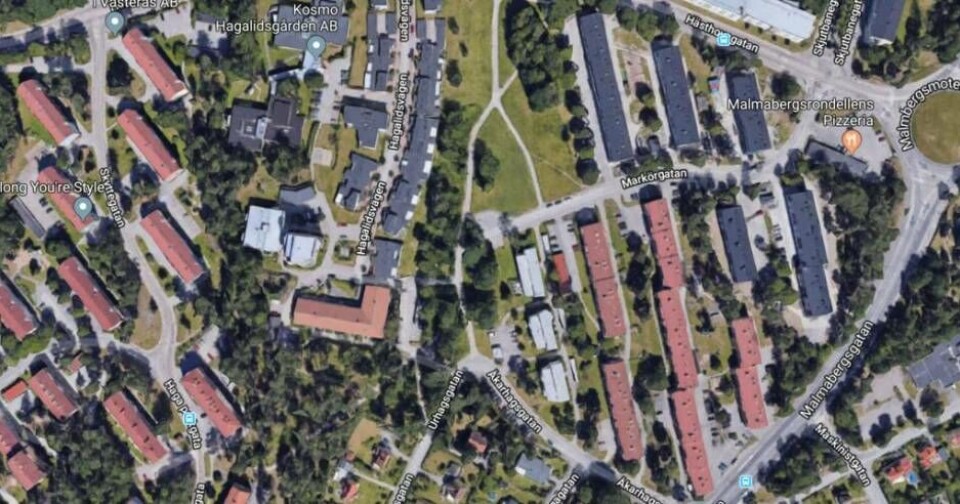 Den 57-åriga kvinnan sågs senast vid sitt hem på Åkarhagsgatan i Västerås. Foto: Google