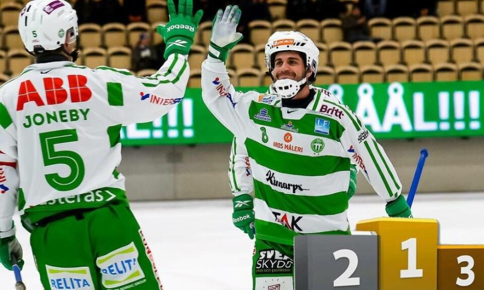 Etta. Även om VSK Bandys ekonomi svajar betänkligt står laget fortsatt stabilt med båda skridskorna på isen. Två nya segrar i Elitserien hemma förra veckan, Tobias Holmberg fullbordade en mäktig vändning mot Edsbyn. Foto: Stefan Lindgren