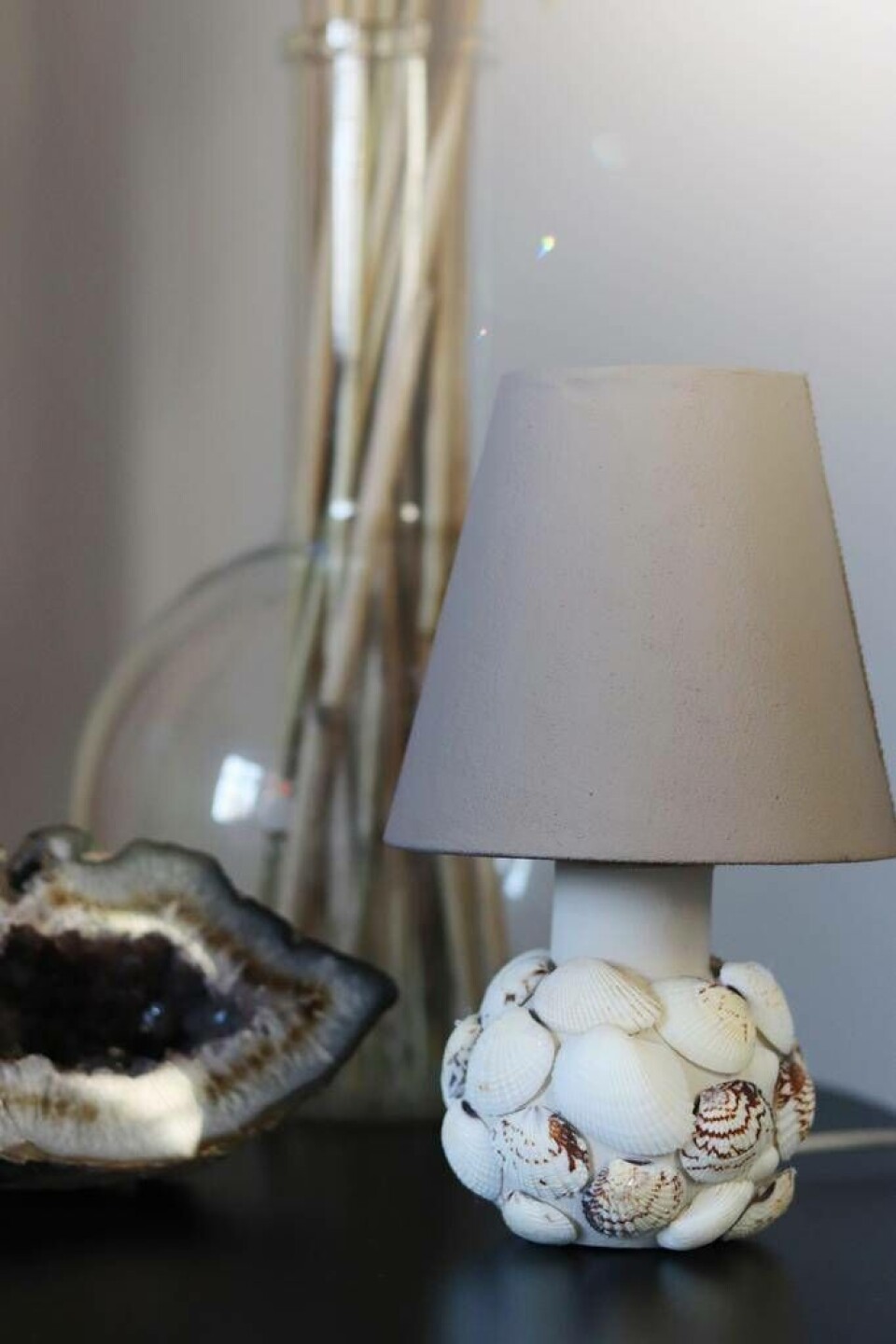Lite färg och snäckor och den tråkiga lampfoten och skärmen blev personlig och speciell. Foto: PrivatLite svart färg och nya knoppar ger ett helt nytt uttryck. Foto: Privat
