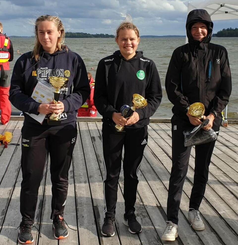 Damtoppen. Här är de topp 3 i damklassen i Lögastrandsimningen över 3 km. Frän vänster segrande Ida Lindblom (Sala SS), tvåan Lina Rehnman (VSS) och trean Emelie Hellgren (VSS). Foto: VSS