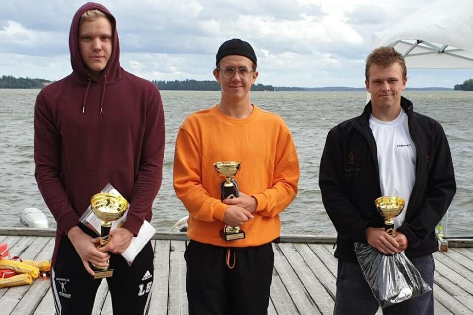 Sjätte segern. Segrande Lukas Steiner (VSS), före klubbkompisen Max Fahlén och Stockholmspolisens Christian Norberg. Foto: VSS