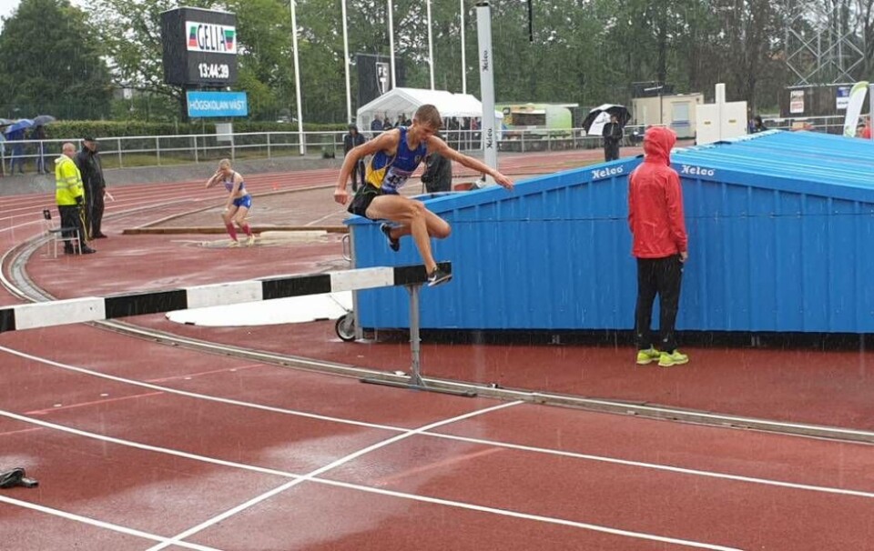 16-årige Albin Wallenius hade en alldeles strålande helg med dubbla guld. Bland annat på 2000 m hinder (bilden) som han dominerade stort. ”Han stack ifrån övriga från första löpsteget, en mycket imponerande insats i hällregnet”, säger huvudtränaren Håkan Setthammar. Foto: Privat