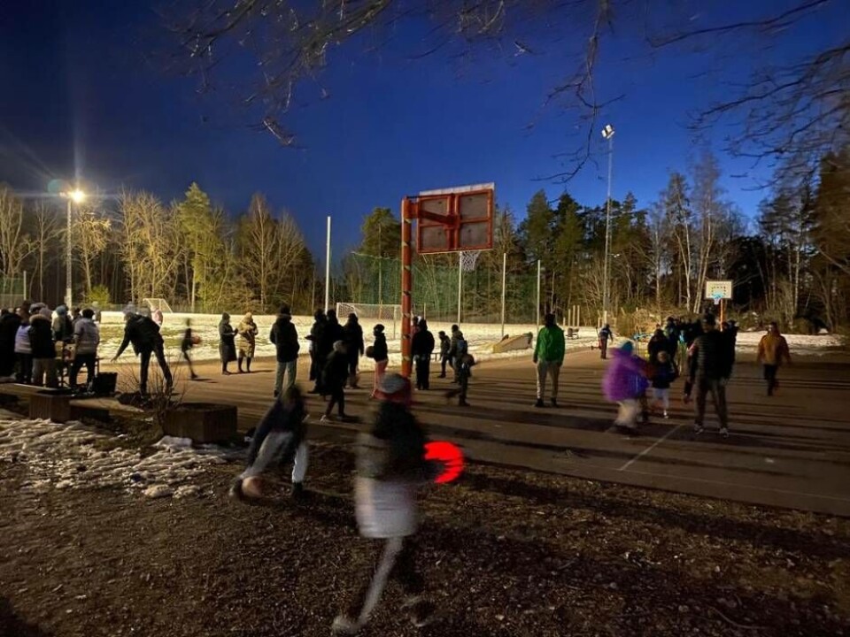Ungdomarna fick spela med självlysande bollar. Foto: Mathias Mardani