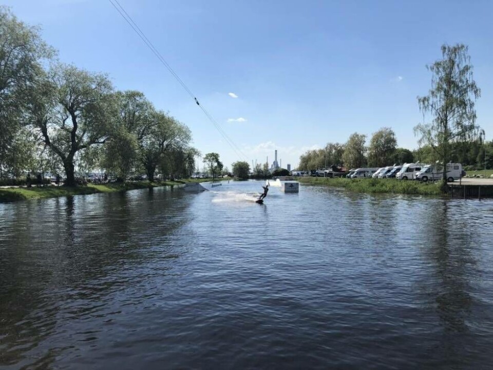 Full fart vid Västerås Cablepark som har haft öppet i några veckor nu. 'Från början var det mest kids som åkte – det är ju dom som är minst 'badkrukiga', men nu börjar även de äldre komma hit och åka'. Foto: Jonas Edberg