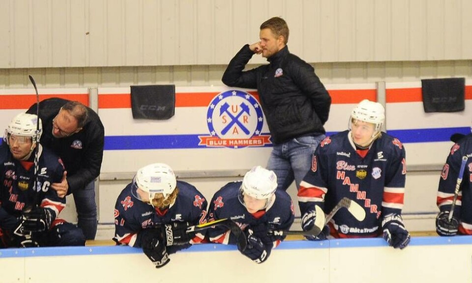 Jarno Pikkarainen fick en tuff start som ny huvudtränare i Sura Blue Hammers. 'Brukslaget' föll med 1–5 mot Skövde på hemmaplan. Foto: Stefan Lindgren×1 / 7Visa bildtextBild 1 av 7