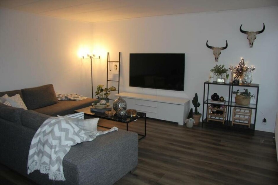 Soffan delar av den öppna ytan mot matplats och kök. Foto: Helena Andersson