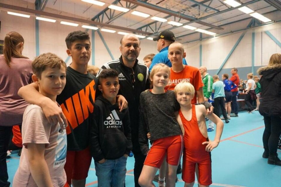 Tränaren Ali Moeini i mitten och brottaren Ali Ahmed, tvåa från vänster, tillsammans med andra brottare från Västerås Brottarklubb. ×1 / 3Visa bildtextBild 1 av 3
