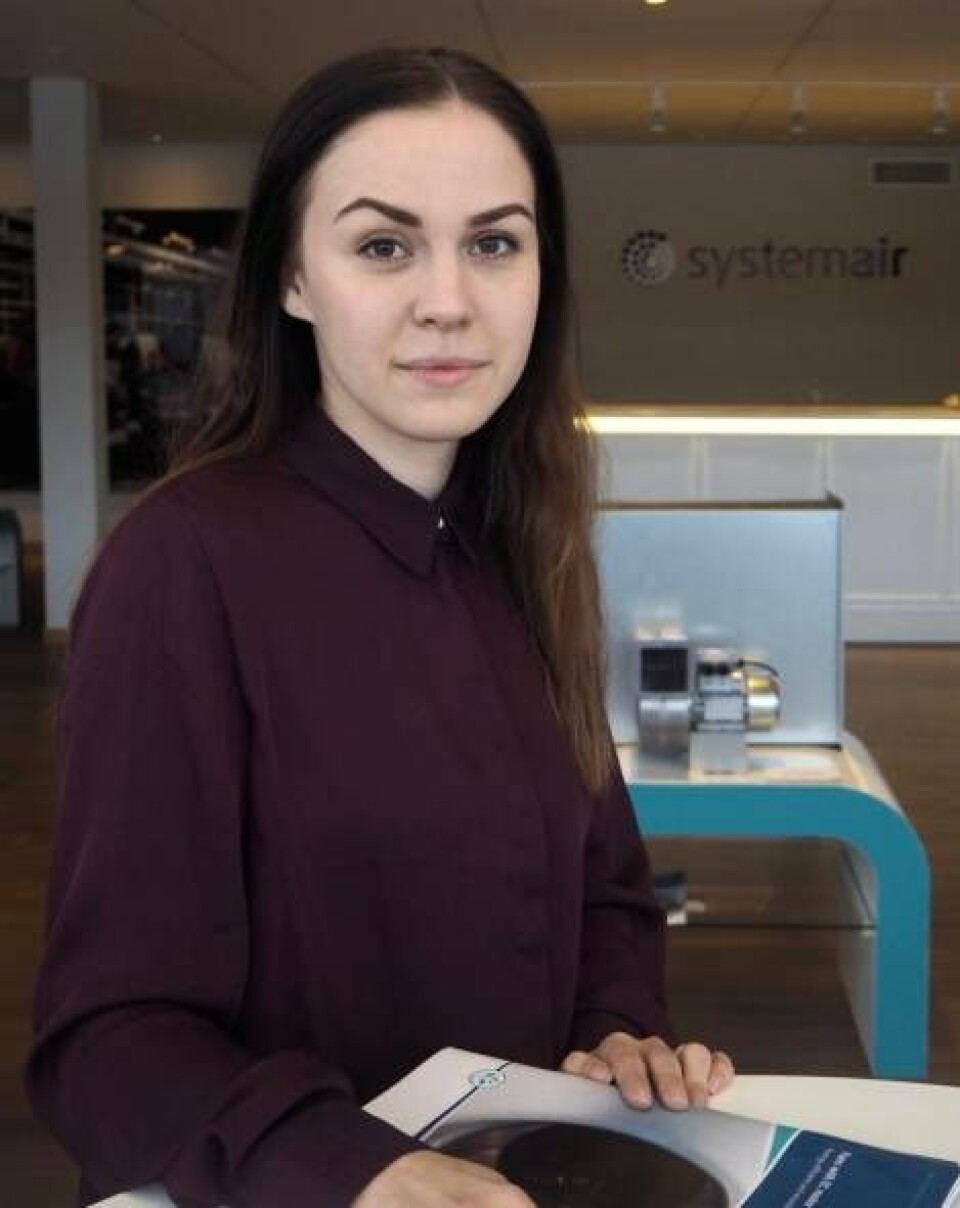 Evelina Westman, redovisningsekonom på Systemair Sverige AB drog igång insamlingen i Skinnskatteberg. Foto: Systemair