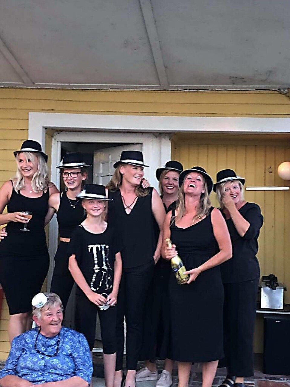 En del av ensemblen under Damerns afton. Längs fram sitter Gunnel Hedlund som varit med och uppträtt i showen sedan hon var ung. Foto: PrivatBarnens båt. Klubben har en egen trampbåt som föreningens barn kan trampa runt i. Foto: PrivatBryggliv. Västerås motorbåtsklubb har en stor brygga på Strömskär där medlemmarna kan lägga till med sina båtar. Foto: Privat