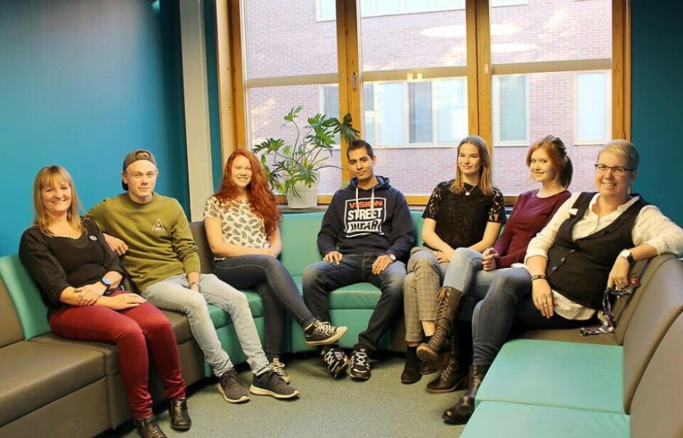 Ger råd. Här är gymnasieeleverna tillsammans med studie- och yrkesvägledarna som hjäper niondeklassarna inför sina val. Foto: Västerås stad