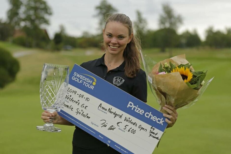 Annelie Sjöholm från Västerås Golfklubb vann på hemmabanan. För segern fick hon ta emot en prischeck på 5 600 euro. Foto: Swedish Golf Tour
