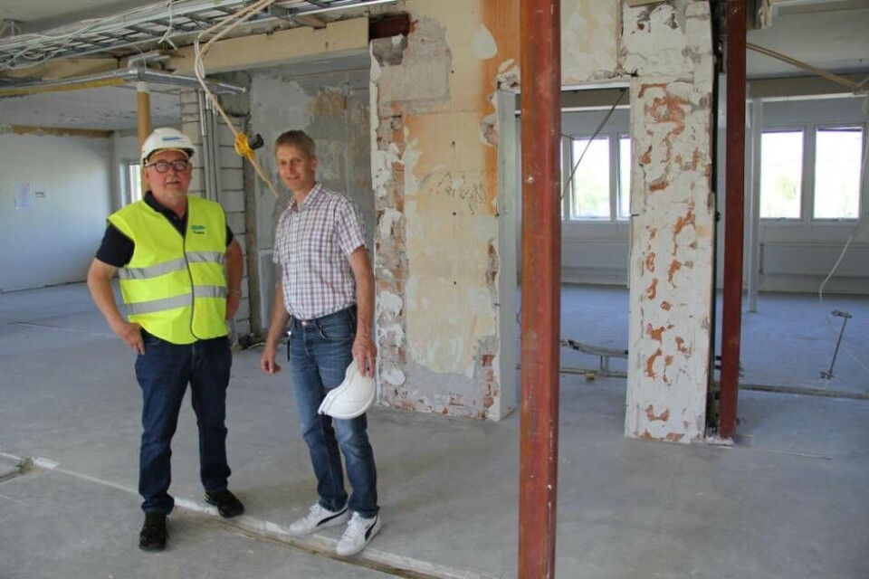 Nya lägenheter. Torbjörn Nordström och Håkan Jansson under en pressvisning i lokalerna där det skall bli sju lägenheter. Foto: Hallstahem
