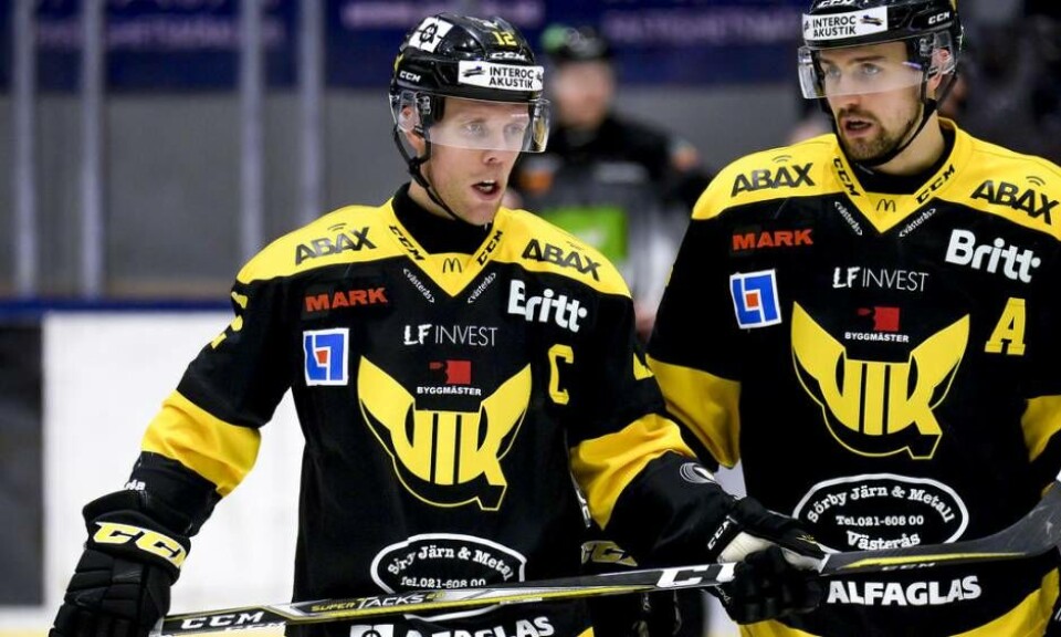 Fredrik Johansson och hela VIK hade en blytung eftermiddag då man förlorade mot Västervik med 1–6 på hemmaplan. Foto: STEFAN LINDGREN