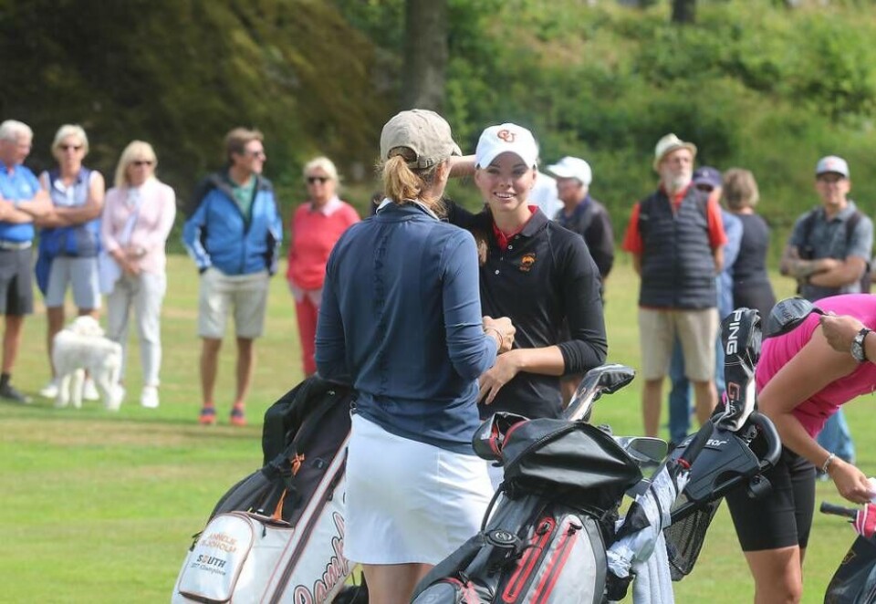 Hemmaspelaren Annelie Sjöholm i samspråk med spelkompisen Catrin Nilsmark under fredagens rond. Även idag överglänste VGK-aren den förra Solheim Cup-kaptenen på banan och ligger femma inför avslutningen i morgon. Foto: Jonas Edberg