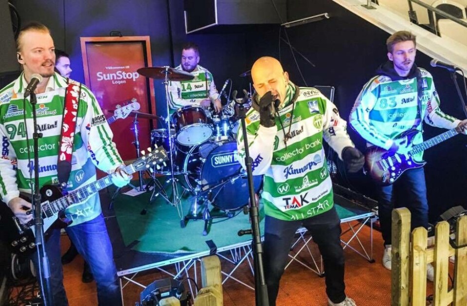 Sunny Days. Från vänster Johan Mattsson (gitarrist och kör), Marcus Johanson (bas, något skymd), Dan Kiwii Persson (trummor), Daniel Sandberg (sångare) och Alexander Karlsson (gitarr och kör). Bilden är från gruppens framträdande före Elitseriepremiären mellan VSK och Bollnäs förra veckan. Foto: Stefan Lindgren