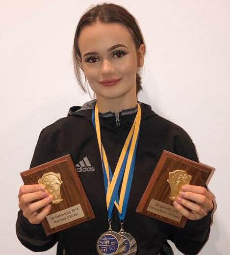 Historisk. Alicia Brännback med karriärens SM-guld nummer elva och tolv. Foto: KSA Västerås