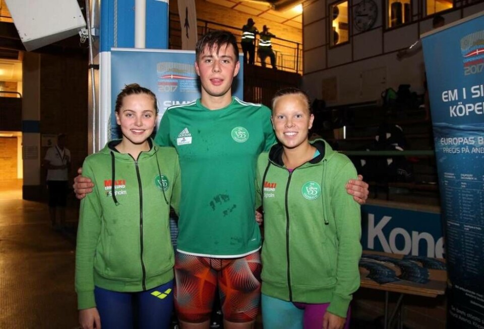 Gustaf Dahlman tillsammans med silver- respektive guldmedaljören på 200 m fjäril Edith Jernstedt och Frida Berggren.