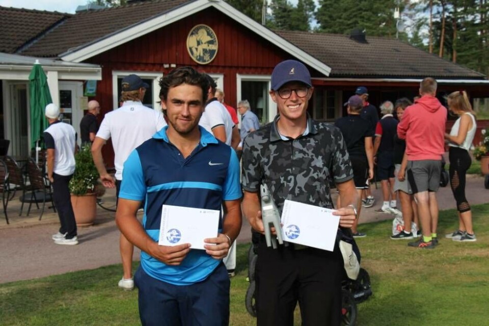 Ängsös Adam Guedra till vänster tillsammans med segrande Adam Blommé till höger. Bilden är tagen av Foto: Magnus Eriksson, Rättviks golfklubb