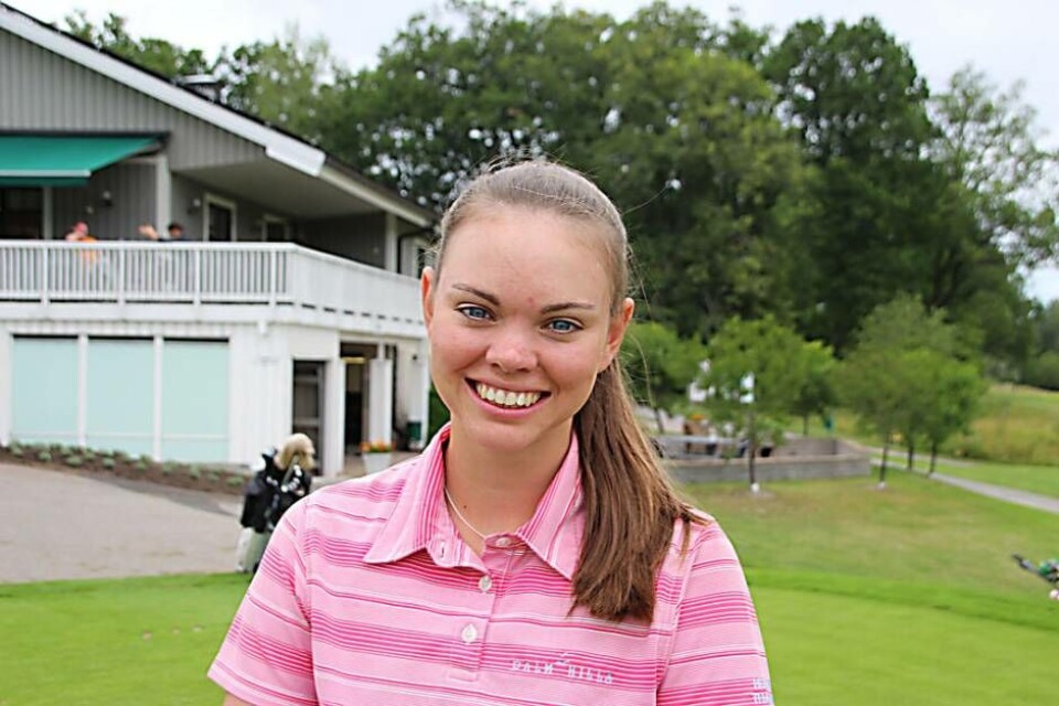 Västerås GK:s Annelie Sjöholm fick en drömstart på Västerås Open när hon gick två under par på öppningsdagen och bland annat var tre slag bättre än Catrin Nilsmark som gick i samma boll. Foto: Jonas Bergkvist