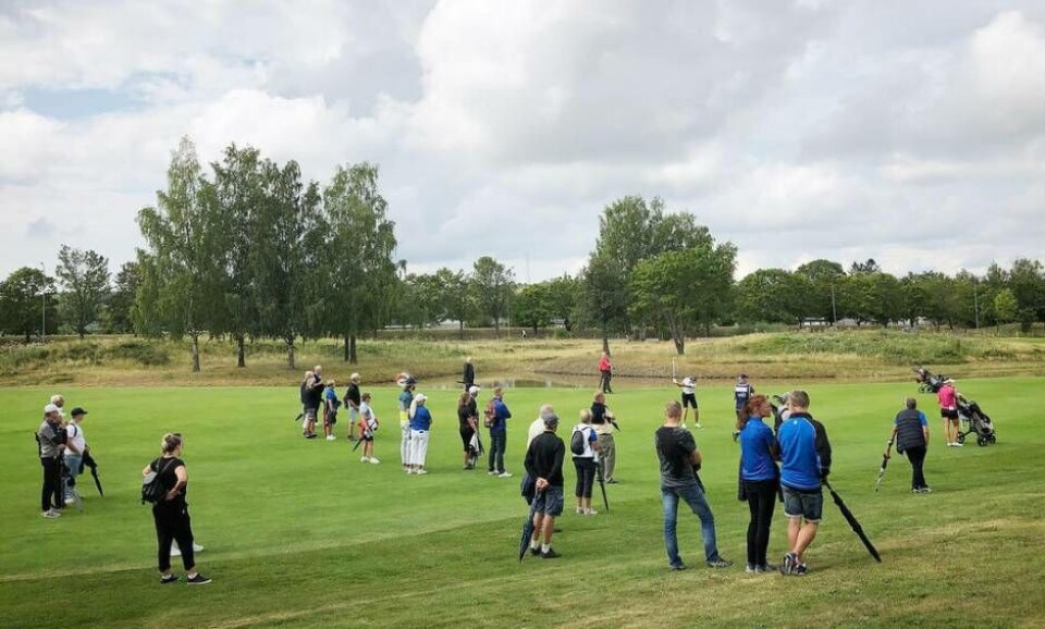 Publikboll. Bollen med bland andra hemmaspelaren Annelie Sjöholm och Catrin Nilsmark tilldrog sig ett stort intresse under torsdagsförmiddagen på Västerås Golfklubb. Foto: VGK