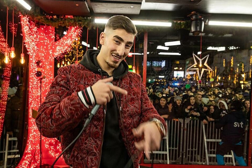 Västeråsaren Ricky Rich gjorde succé under sitt uppträdande i samband med Musikhjälpen på Stora torget. I sommar är han tillbaka på ett annat torg i Västerås, denna gång Fiskartorget och Västerås Cityfestival. Foto: Micke Grönberg/Sveriges Radio
