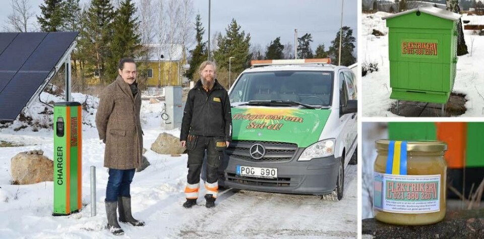 Konsult Fredrik Hedström och Jimmy Wilhelmsson vd och ägare av Elektriker'n i Dingtuna. Till höger företagets honung, producerad av deras alldeles egna bisamhälle. Foto: Helena Andersson