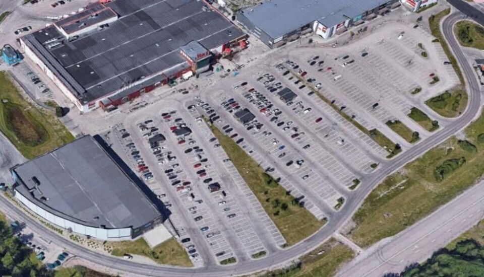 En personbil har kört in i flera personer och bilar på Ica Maxis parkering. Foto: Google