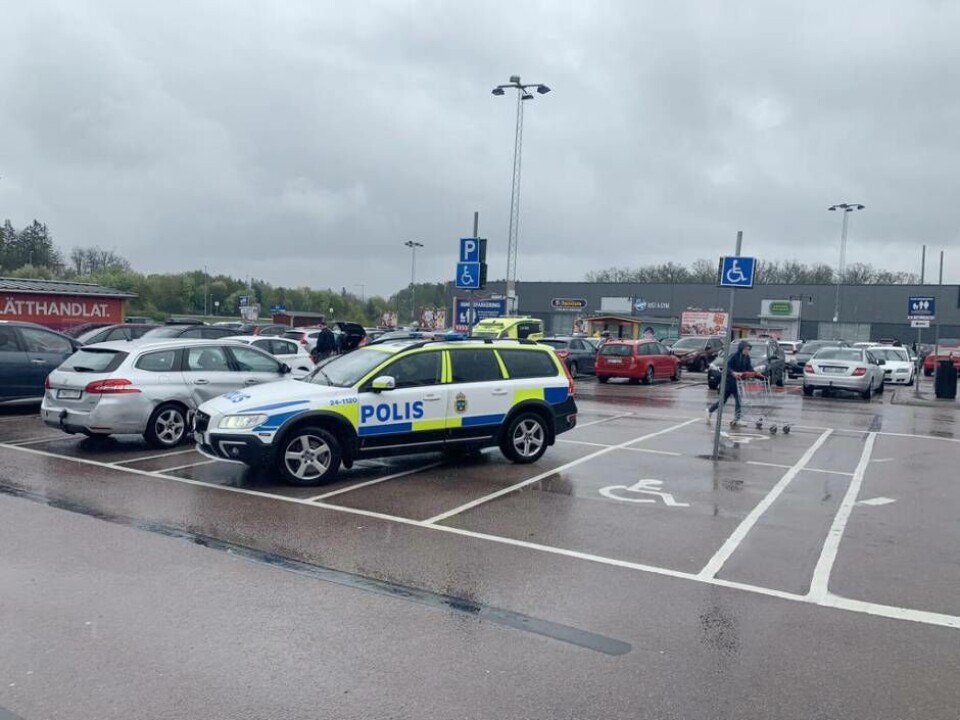 En timmer efter olyckan fanns fortfarande polis och ambulans kvar på Ica Maxis parkering. Foto: Jonas Edberg