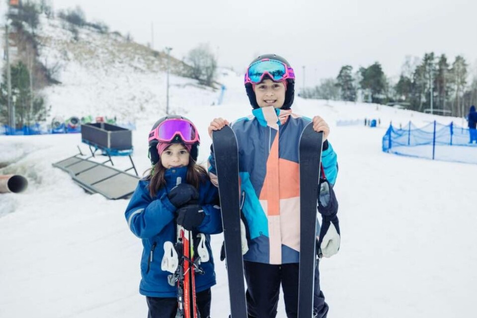 Elise och Lea Kartal tycker det är jättekul att åka skidor och gör det ofta. Foto: Avig Kazanjian