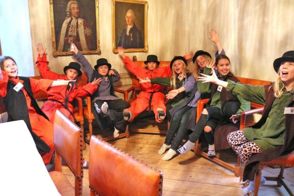 På lajvet fick deltgarna spela tidshjältar som åkte tillbaka i tiden och mötte viktiga historiska personer. Där ibland Drottnings Kritistina, Cecilia Fryxell och Nanna Svartz. Foto: LajvVerkstaden×1 / 4Visa bildtextBild 1 av 4
