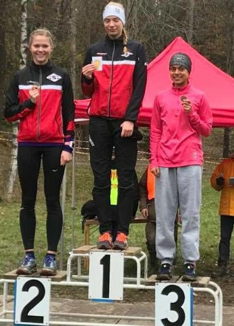 Nadja Strandberg tog en bronsmedalj i K22 efter en stark spurt. Foto: VFK