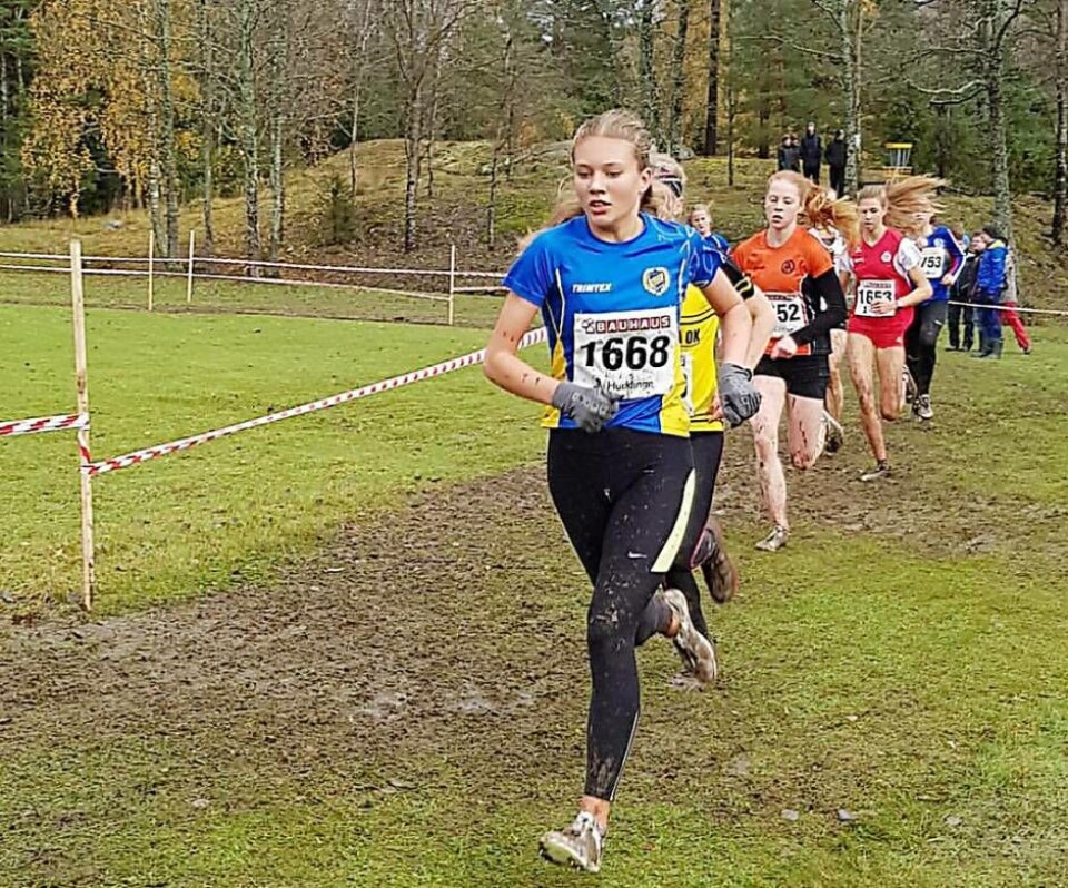 I täten. Västerås Friidrotts Elsa Wallenius vann F16-klassen på terräng-SM. Klassen avgjordes ihop med 17-åringarna, och även om man räknar in dessa så var VFK-talangen först av alla. Foto: Västerås Friidrottsklubb