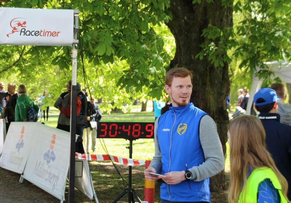 Arrangerar lopp. Henrik Astfors, kanslichef och arrangemangsansvarig på Västerås friidrottsklubb vid ett tidigare arrangemang. Foto: Jonas Bergkvist