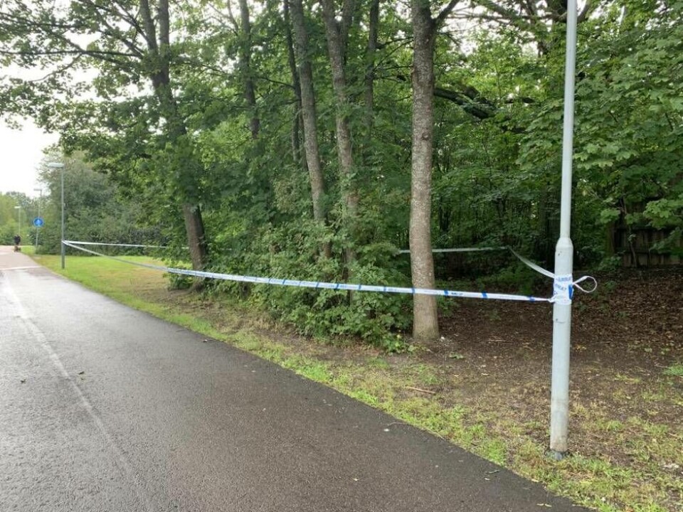 Ett område, en bit ifrån brottsplatsen, har spärrats av under natten. Foto: Jonas Edberg