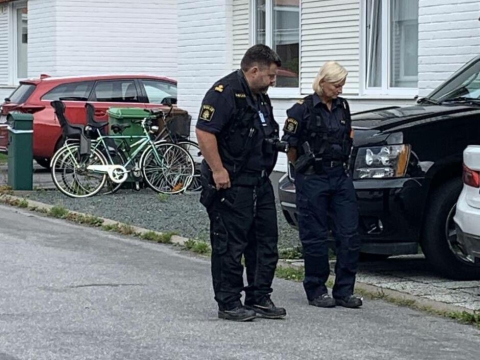 Polisens tekniker undersöker brottsplatsen. Foto: Jonas Edberg