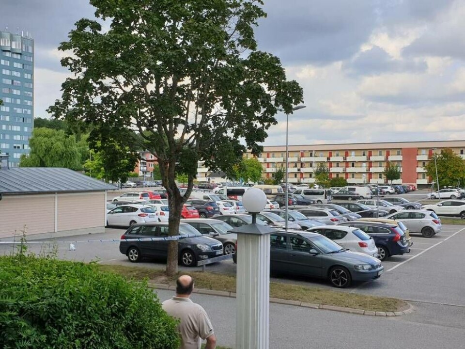 Polisen har spärrat av ett område på Bjurhovda efter skottlossningen på tisdagseftermiddagen. Foto: Pelle Sundvall