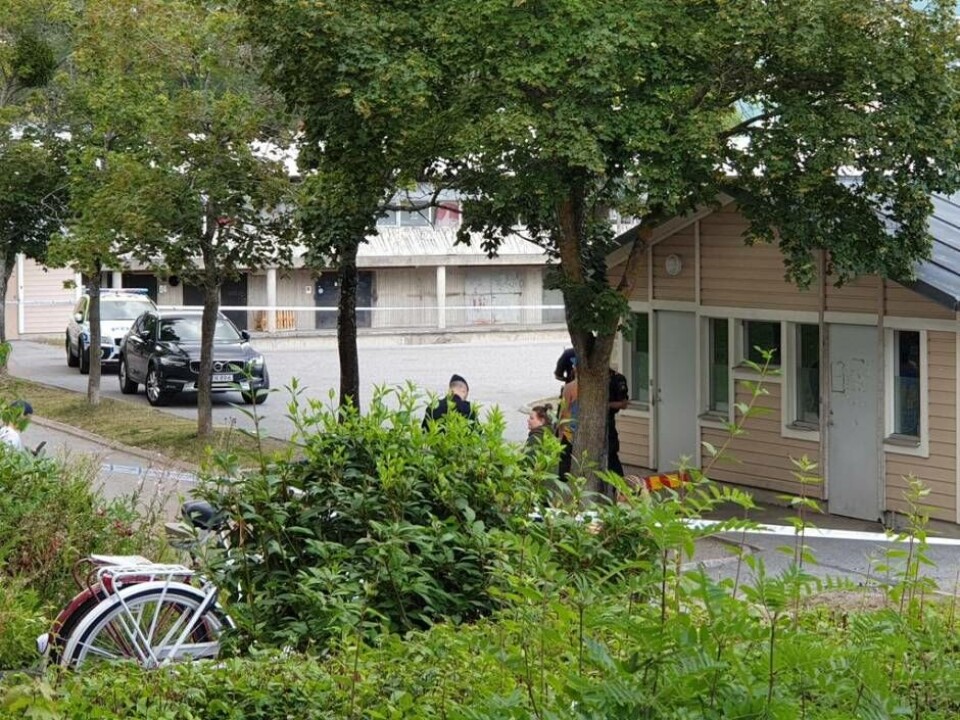 Polisen har spärrat av ett område på Bjurhovda efter skottlossningen på tisdagseftermiddagen. Foto: Pelle Sundvall
